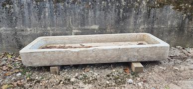 Vecchio lavello in pietra