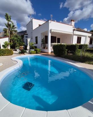 Carini: Piscina e stile in una villa unica
