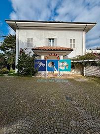 Elegante villa con dependance e parco privato