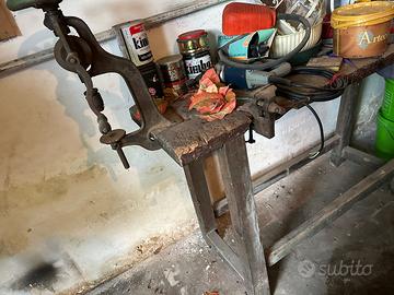 Antico banco da lavoro in legno massiccio