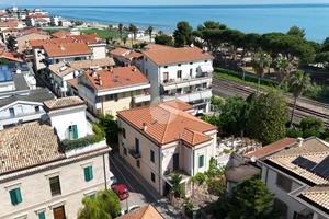 PORZIONE DI TRIFAMILIARE A PINETO