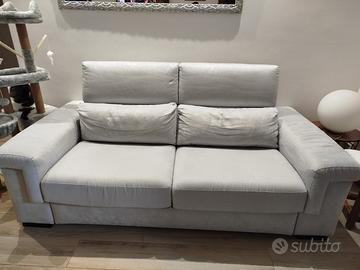 DIVANO 2 POSTI CON POGGIAPIEDI ESTRAIBILE