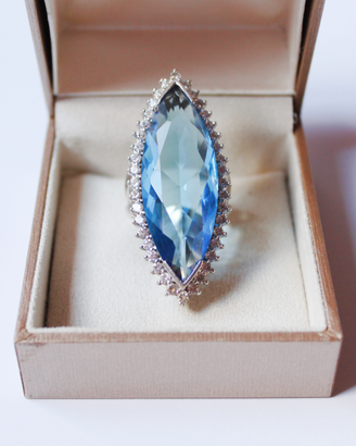 Grande anello cocktail argento e pietra azzurra