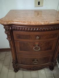 Comodino con giroletto