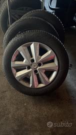Gomme invernali con cerchi in ferro e copricerchi