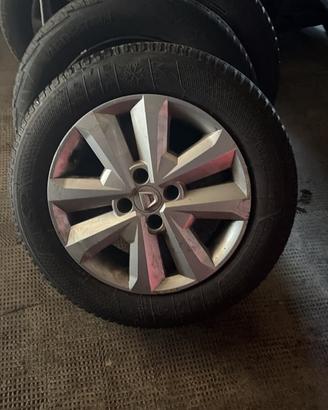 Gomme invernali con cerchi in ferro e copricerchi