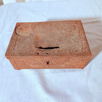 Antico salvadanaio cassettina in metallo d’epoca