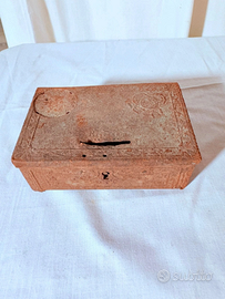 Antico salvadanaio cassettina in metallo d’epoca