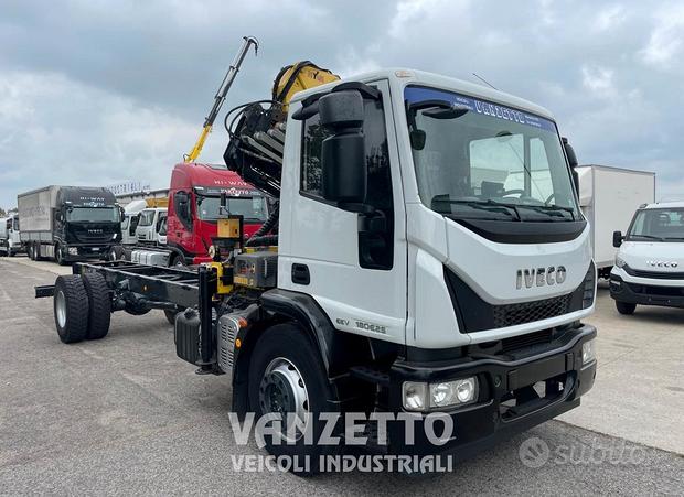 Iveco 180E25 Eurocargo con gru