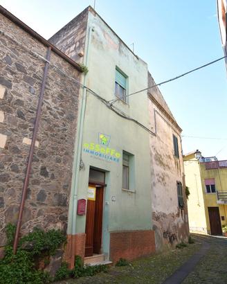 Casa indipendente con cortile e terrazza