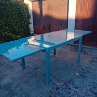 Tavolo con sedie da interno