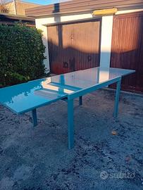 Tavolo con sedie da interno