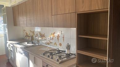 Cucina con elettrodomestici