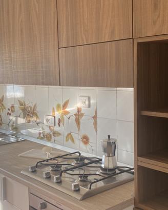 Cucina con elettrodomestici