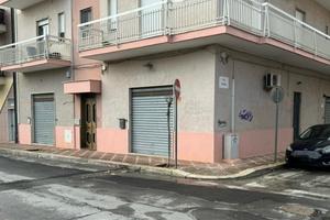 Locali commerciali adiacenti esposizione angolare