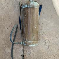 Pompa a pressione in rame antica