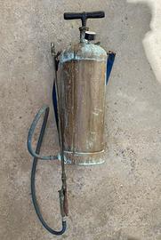 Pompa a pressione in rame antica