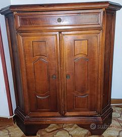 mobiletto in legno lavorato