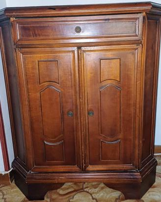 mobiletto in legno lavorato