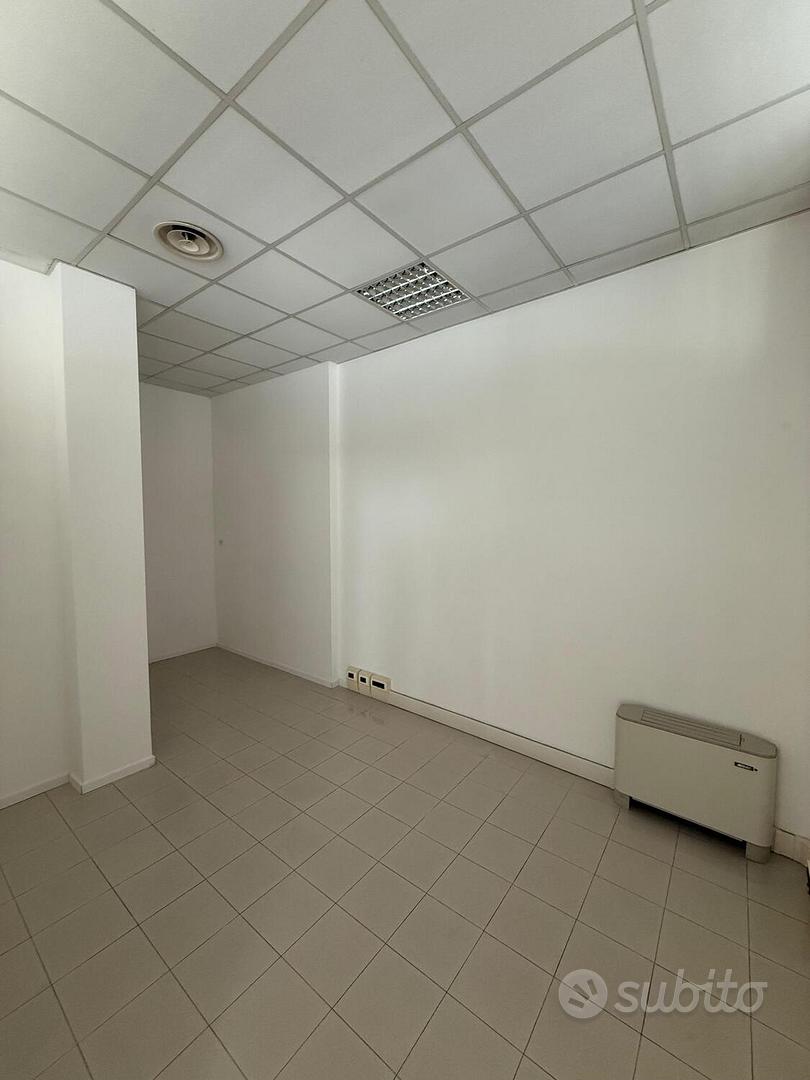 Negozio vetrinato in zona Piazza Garibaldi - Altro