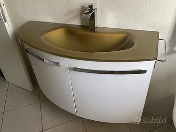 Mobile bagno curvo con lavabo e miscelatore