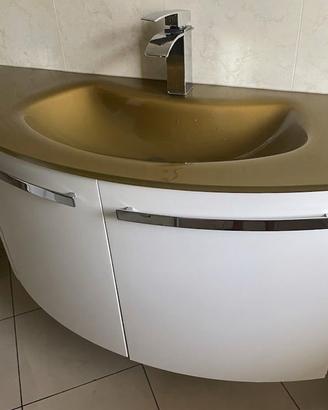 Mobile bagno curvo con lavabo e miscelatore