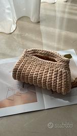 Borsa crochet elegante nei toni del beige e nude