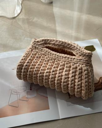 Borsa crochet elegante nei toni del beige e nude