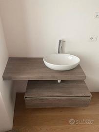 Mobile bagno con lavabo e miscelatore