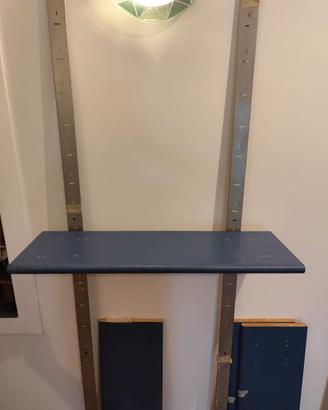 Scaffalatura con piano scrivania