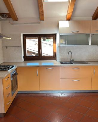 Cucina + tavolo con sedie
