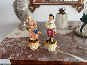 Coppia di statuine in porcellana biscuit