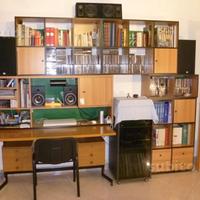 Scrivania, libreria con vani per CD e dischi