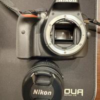 Nikon D3300 con obiettivo e custodia