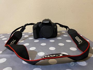 Canon 600D + caricabatterie + tracolla