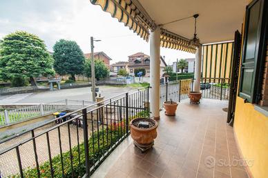 VILLA A SCHIERA D'ANGOLO A LEINÌ