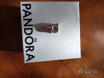 Pandora charm lettera P 797470