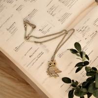 collana con pendente a forma di gufo.