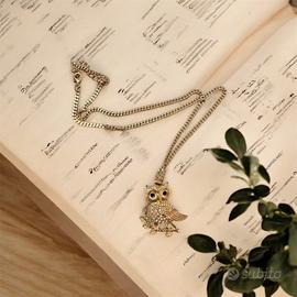 collana con pendente a forma di gufo.