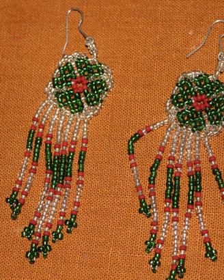Orecchini etnici in perline con frange e fiore