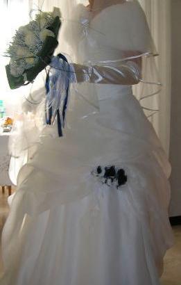 Abito da sposa bianco con fiori blu 