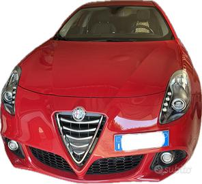 Autovettura come nuova, mai incidentata.