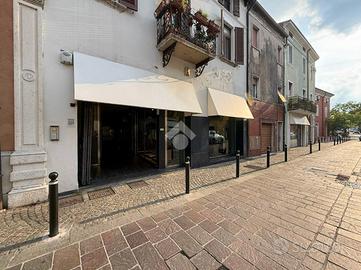 NEGOZIO A DESENZANO DEL GARDA