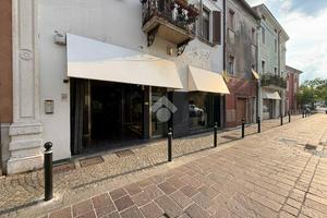 NEGOZIO A DESENZANO DEL GARDA