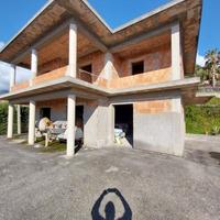 Rustico di Villa unifamiliare su tre livelli