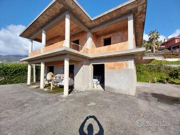 Rustico di Villa unifamiliare su tre livelli