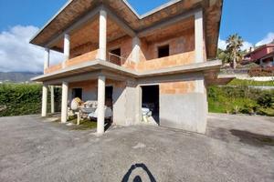 Rustico di Villa unifamiliare su tre livelli