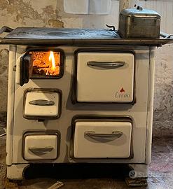 Stufa a legna funzionante da ristrutturare