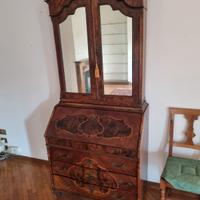 Cassettiera con vetrinetta (Trumeau)