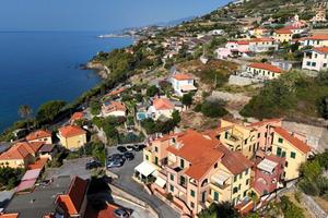 3 LOCALI A CIPRESSA